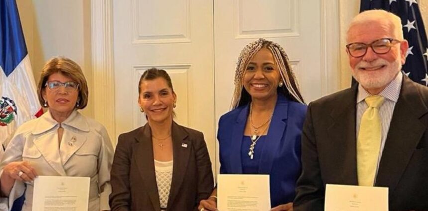 Embajadora EE. UU. recibe a organizaciones pro vida