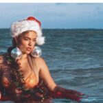 Karol G celebra la Navidad con un sexy "look" de "Mamá Noel" en la playa