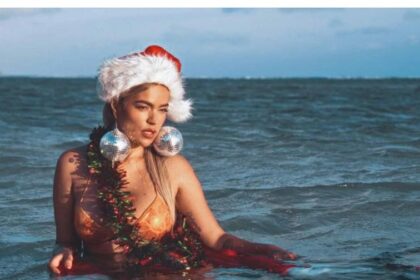 Karol G celebra la Navidad con un sexy "look" de "Mamá Noel" en la playa