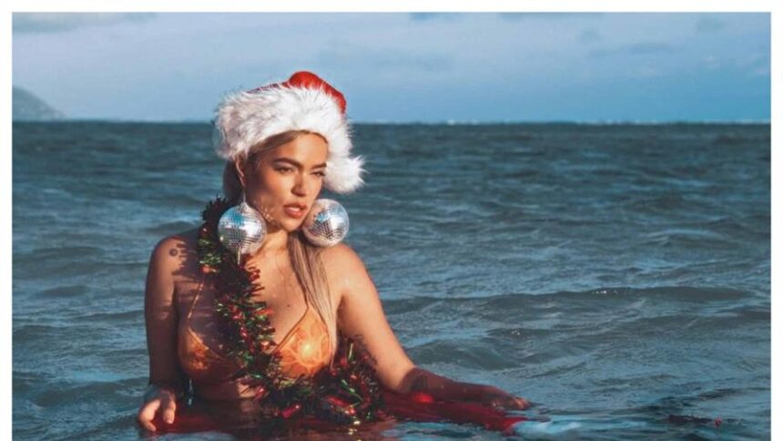 Karol G celebra la Navidad con un sexy "look" de "Mamá Noel" en la playa