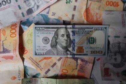 Presidente Milei promulga ley para que argentinos blanqueen ahorros en dólares