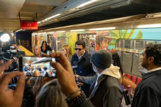 Ministro Collado lanza la nueva ruta promocional en la Línea A del tren en Nueva York