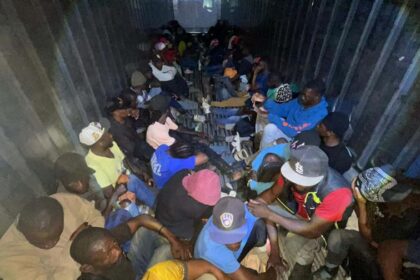 Detienen furgón con 52 haitianos indocumentados frente a la fortaleza de Mao