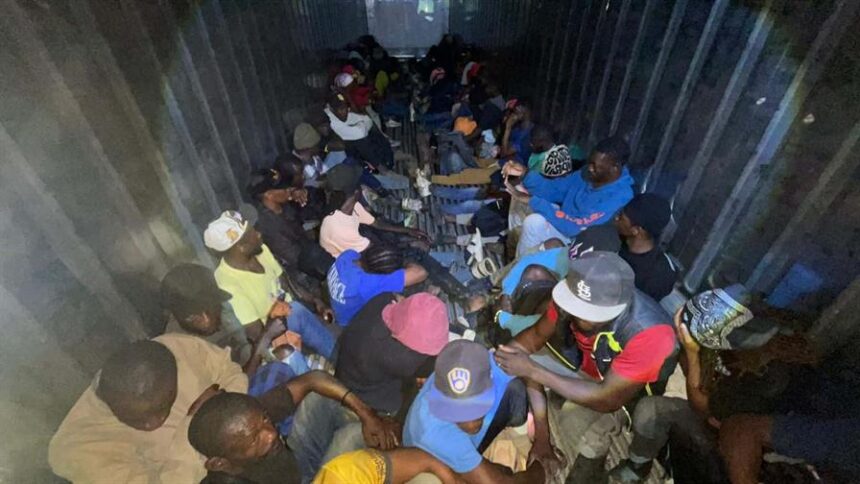 Detienen furgón con 52 haitianos indocumentados frente a la fortaleza de Mao