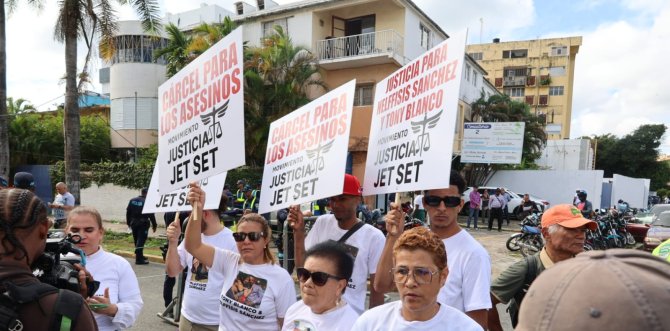 Familiares de víctimas Jet Set protestan a las afueras del Palacio de Justicia