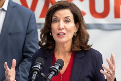 Gobernadora NY anuncia reducción costo seguros de autos