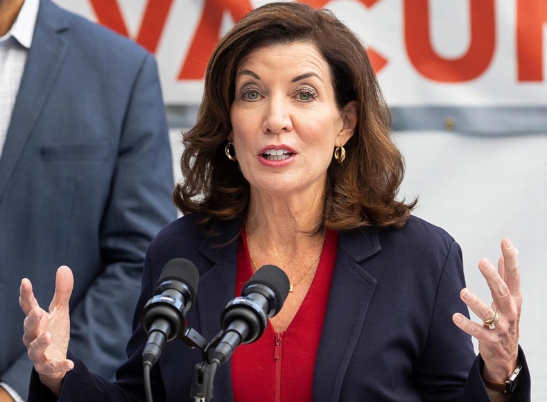 Gobernadora NY anuncia reducción costo seguros de autos