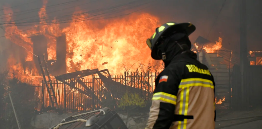 Aumentan a 21 los muertos y más de 20 mil damnificados por incendios forestales en Chile