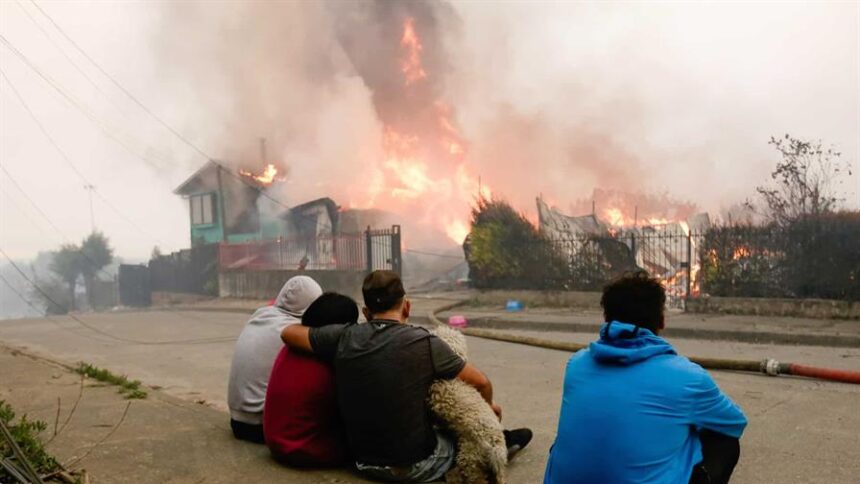 Aumentan a 21 los muertos por incendios forestales en Chile y se dispara cifra de damnificados