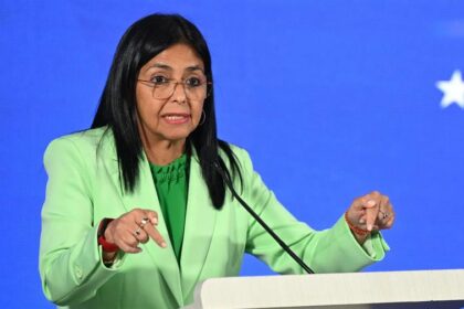 Presidenta de Venezuela reporta primer giro de US$300 millones por venta de crudo por EE. UU