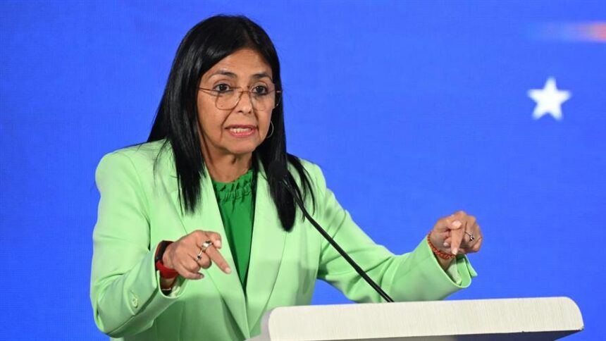 Presidenta de Venezuela reporta primer giro de US$300 millones por venta de crudo por EE. UU