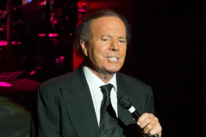 Julio Iglesias publica mensajes de sus acusadoras tras rechazo de la Fiscalía española