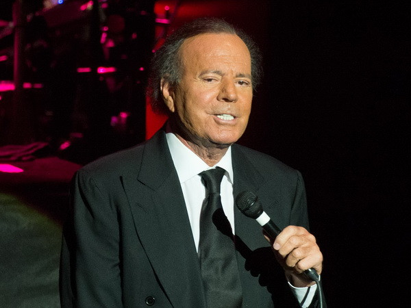 Julio Iglesias publica mensajes de sus acusadoras tras rechazo de la Fiscalía española