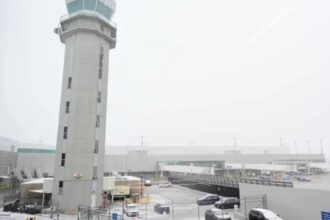 Enorme tormenta invernal causa cancelación de más de 10 mil vuelos en EEUU