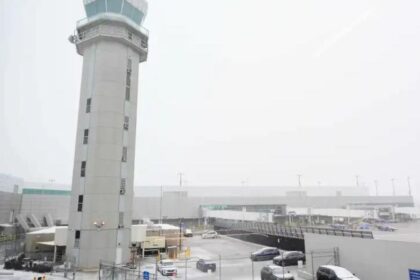 Enorme tormenta invernal causa cancelación de más de 10 mil vuelos en EEUU