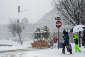 Un millón sin electricidad, cinco fallecidos por hipotermia y miles de vuelos cancelados en Estados Unidos por tormenta invernal