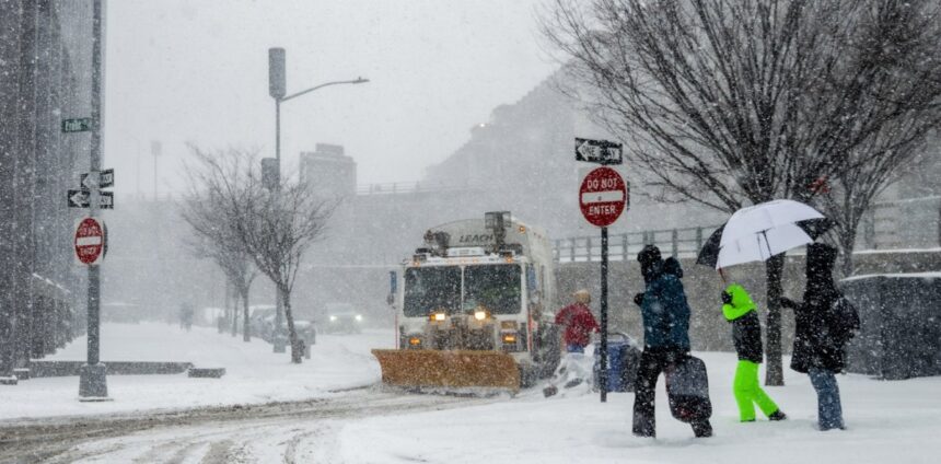 Un millón sin electricidad, cinco fallecidos por hipotermia y miles de vuelos cancelados en Estados Unidos por tormenta invernal