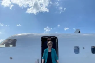 Embajadora de EEUU llega a Venezuela para reabrir misión diplomática tras siete años de cierre