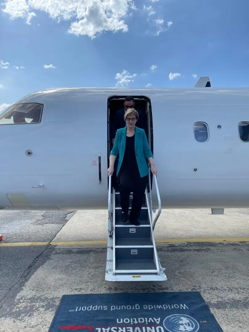 Embajadora de EEUU llega a Venezuela para reabrir misión diplomática tras siete años de cierre