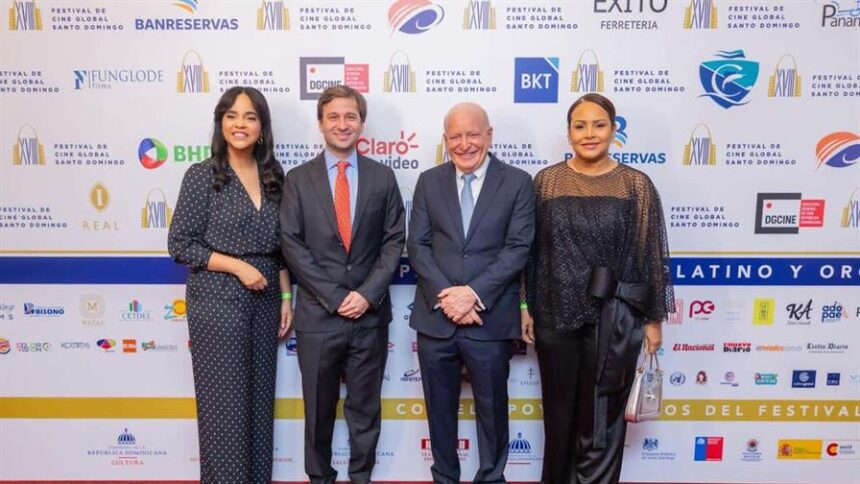 Presidente de Caribbean Cinemas, Robert Carrady, recibe el premio Carrau en el FCGSD 2026