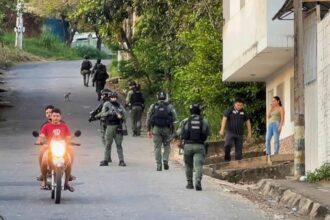 Colombia desmantela banda que traficaba material para explosivos por frontera con Ecuador