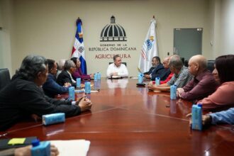 Más de 40 organizaciones del comercio detallista respaldan al ministro de Agricultura y niegan escasez de pollo y huevos