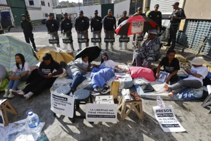 Familiares de presos políticos inician huelga de hambre en Venezuela