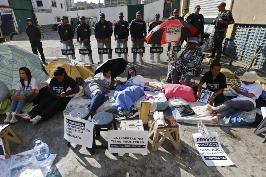 Familiares de presos políticos inician huelga de hambre en Venezuela