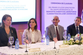 Embajadora de EE. UU. y presidente de la DNCD clausuran primer ciclo de capacitación en desmantelamiento de laboratorios clandestinos