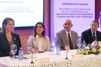 Embajadora de EE. UU. y presidente de la DNCD clausuran primer ciclo de capacitación en desmantelamiento de laboratorios clandestinos