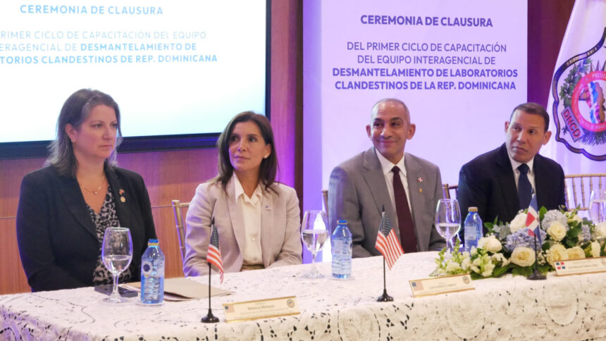 Embajadora de EE. UU. y presidente de la DNCD clausuran primer ciclo de capacitación en desmantelamiento de laboratorios clandestinos