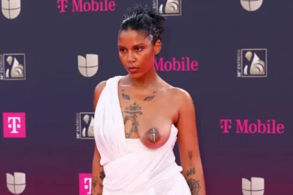 Tokischa en Premio Lo Nuestro muestra uno de sus bustos y causa polémica