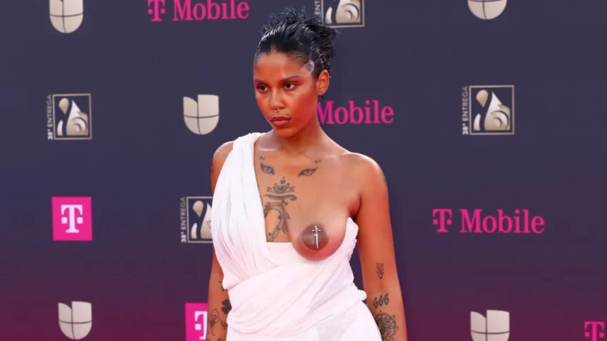 Tokischa en Premio Lo Nuestro muestra uno de sus bustos y causa polémica