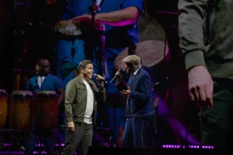Juan Luis Guerra y 4.40 se presentan en el Estadio Cibao y ponen a muchos a bailar