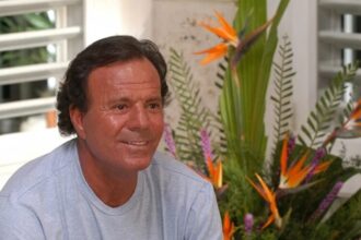 Julio Iglesias lleva a tribunales a la segunda vicepresidenta de España