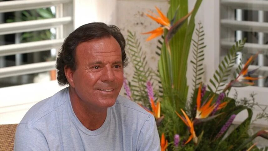 Julio Iglesias lleva a tribunales a la segunda vicepresidenta de España