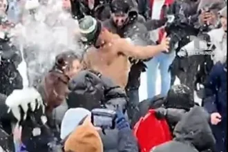 Nevada histórica en Nueva York desata batalla campal de bolas de nieve