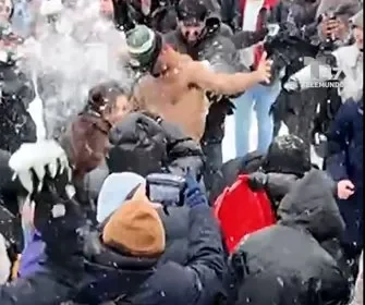 Nevada histórica en Nueva York desata batalla campal de bolas de nieve