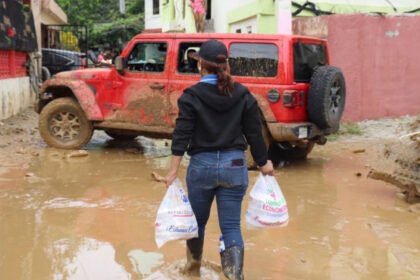 asiste a familias afectadas por inundaciones en Puerto Plata, María Trinidad Sánchez, Espaillat y Samaná