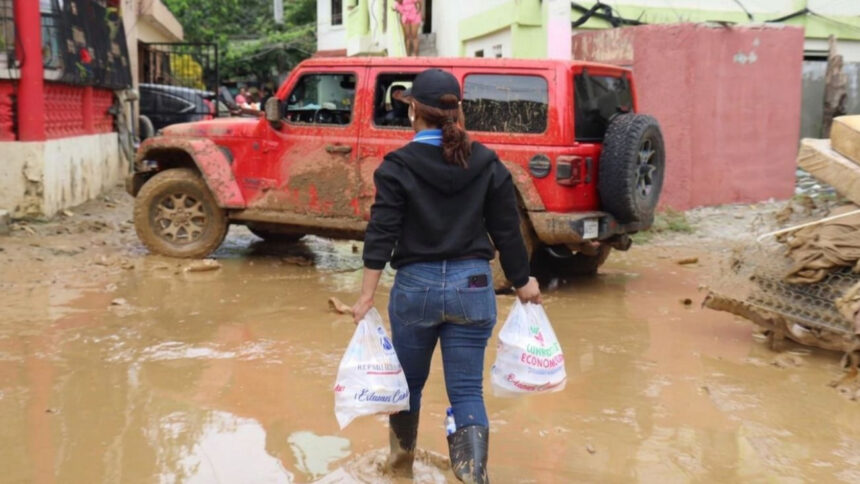 asiste a familias afectadas por inundaciones en Puerto Plata, María Trinidad Sánchez, Espaillat y Samaná