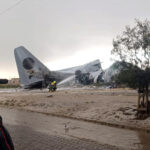 Fotografía cedida por Noticias San Roque D7 donde se muestra un avión militar de carga accidentado este viernes, en El Alto (Bolivia). (EFE)