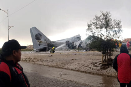 Fotografía cedida por Noticias San Roque D7 donde se muestra un avión militar de carga accidentado este viernes, en El Alto (Bolivia). (EFE)
