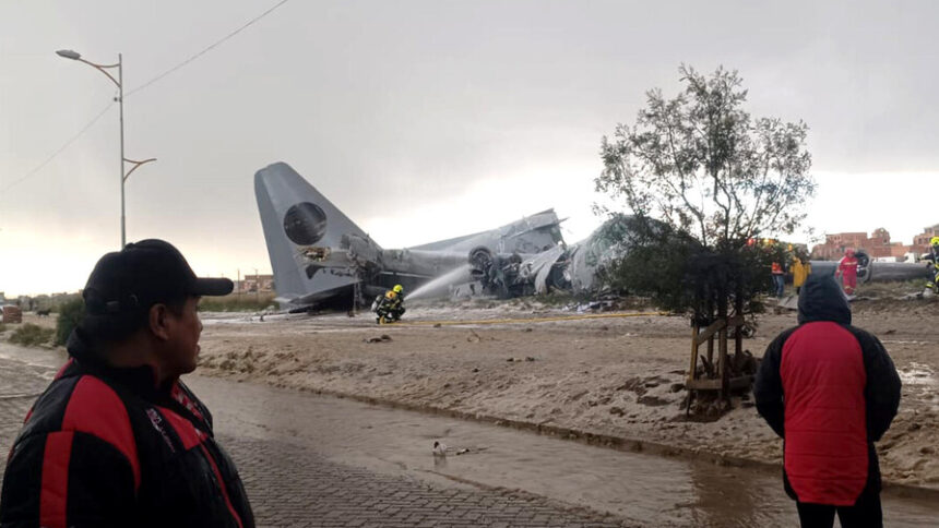 Fotografía cedida por Noticias San Roque D7 donde se muestra un avión militar de carga accidentado este viernes, en El Alto (Bolivia). (EFE)