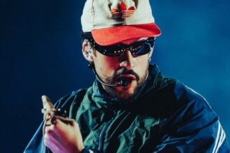 Bad Bunny listo para el show de medio tiempo del Super Bowl; Fanáticos de EEUU aprender español para entender su música