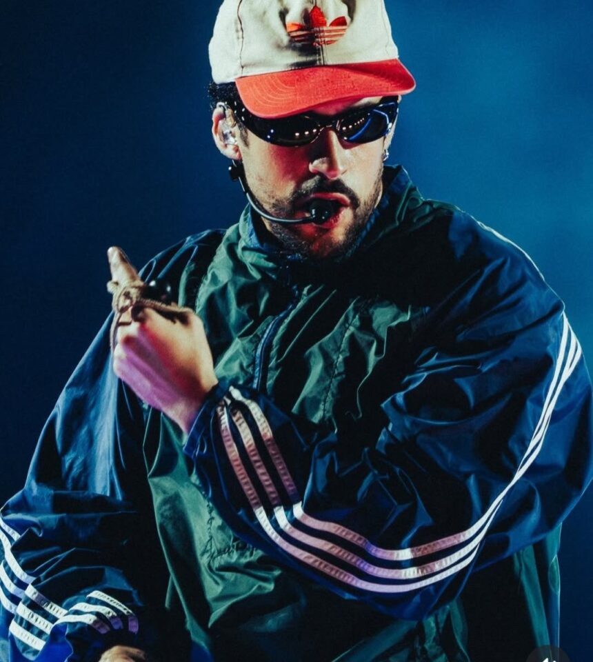 Bad Bunny listo para el show de medio tiempo del Super Bowl; Fanáticos de EEUU aprender español para entender su música
