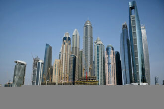 El aeropuerto de Dubái reporta "daños menores" y cuatro heridos tras ataques iraníes