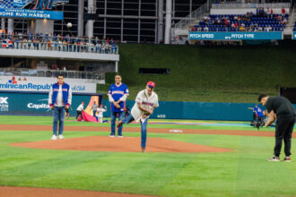 Presidente Abinader asiste a juego inaugural de RD en Clásico Mundial de Béisbol en Miami y lanza primera bola
