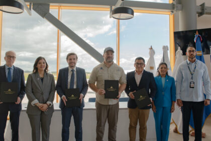 Medio Ambiente y Aerodom firman carta de intención para promover proyecto piloto de carbono azul