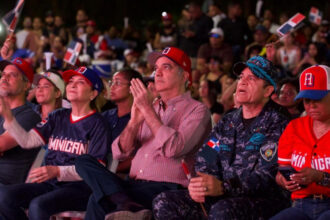 Presidente Abinader acude al Malecón para presenciar juego entre República Dominicana y Estados Unidos junto a los capitaleños