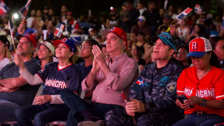 Presidente Abinader acude al Malecón para presenciar juego entre República Dominicana y Estados Unidos junto a los capitaleños